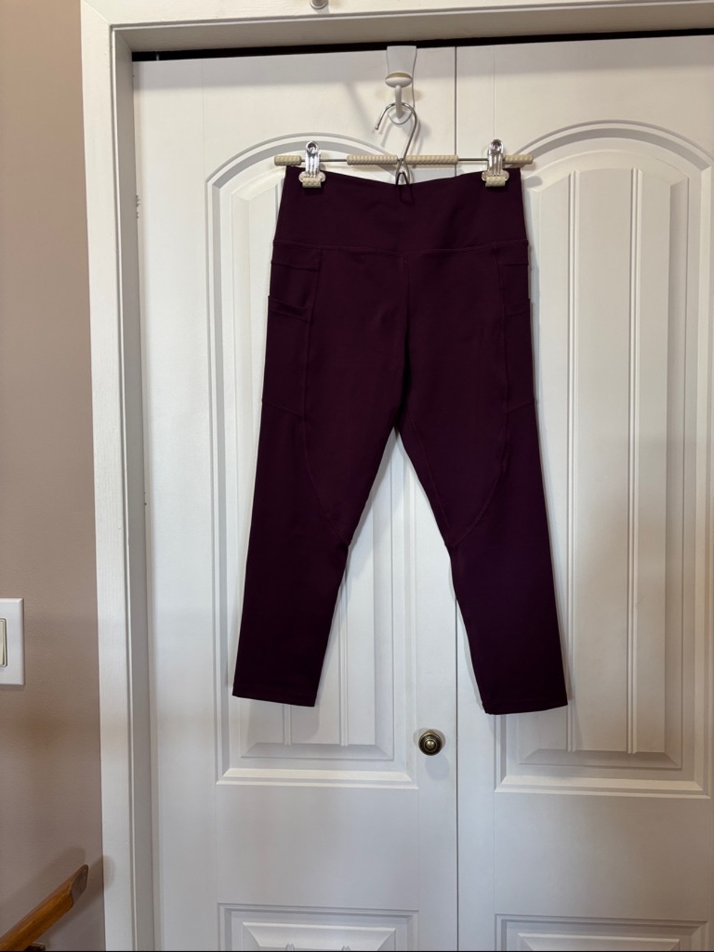 High-Waist Cropped Leggings in Plum with Side Pockets